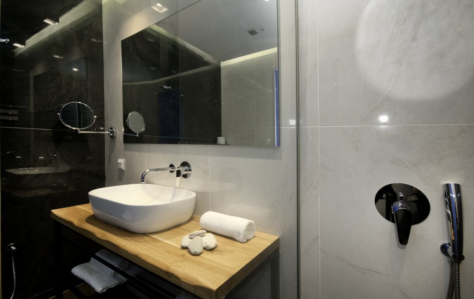 Tiara Holidays - Lefko Suites - Deluxe Double Room - bathroom